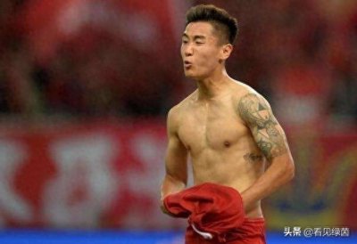 ​这是一篇关于现役国足球员肌肉的文章，请各位准备好纸巾擦口水