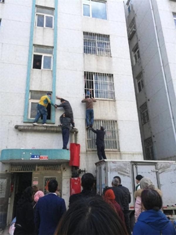 3岁男孩身悬半空，邻居搭“最美人梯”营救！网友：太感动了