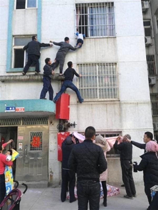 3岁男孩身悬半空，邻居搭“最美人梯”营救！网友：太感动了