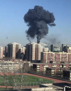 ​北京中关村一高层楼顶突发大火冒黑烟！亲历者称楼内人员均被疏散