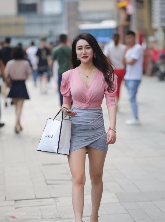 街拍：穿紧身连衣裙的性感美女，尽显丰满身材