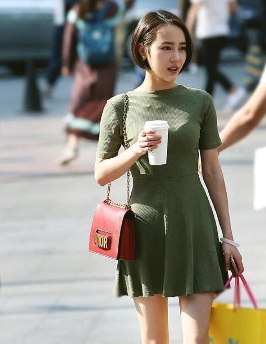 街拍：穿紧身连衣裙的性感美女，尽显丰满身材