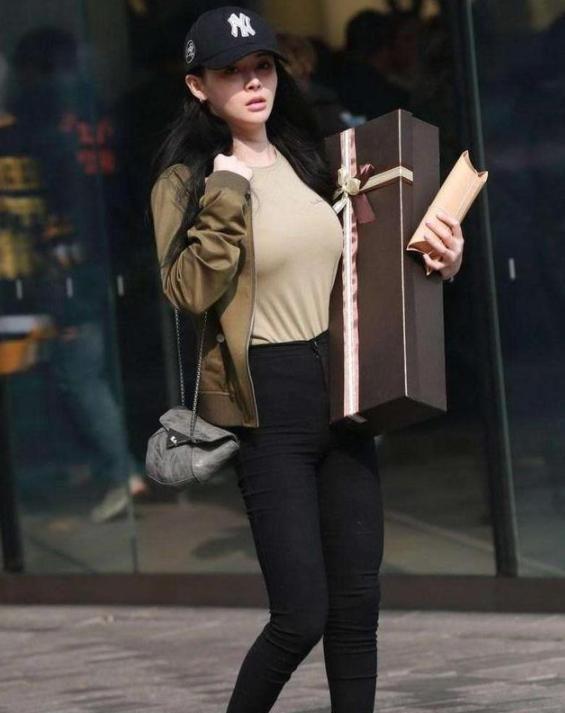 街拍：穿紧身连衣裙的性感美女，尽显丰满身材