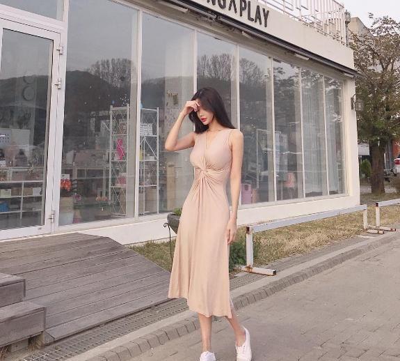 街拍：穿紧身连衣裙的性感美女，尽显丰满身材