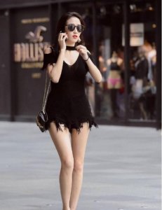 ​街拍：穿紧身连衣裙的性感美女，尽显丰满身材
