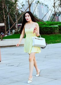 ​街拍：丰臀细腰的小姐姐，白皙的大长腿，凸显迷人的好身材