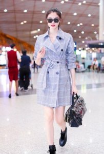 ​街拍：美女穿紧身裤，秀曼妙身材，除了瘦还挺美的！