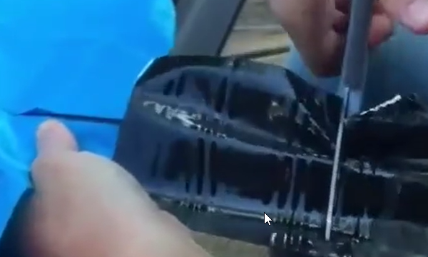 游泳圈坏了怎么修补,游泳圈漏了一个洞怎么补图9