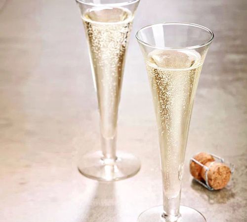 倒一杯热水,看到白气,白气形成的原因