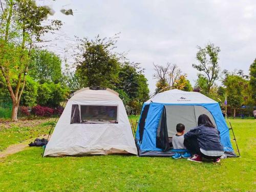 2、选择露营地的时候要远离城市、交通，而且还要考虑是否有足够好的设施，如果能够找到一个安全舒适的露营场所就更好了。