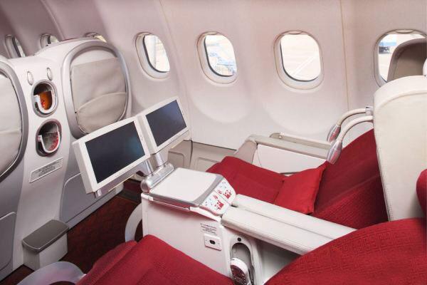 头等舱和经济舱有啥不同（头等舱与经济舱的区别是读书与玩手机）