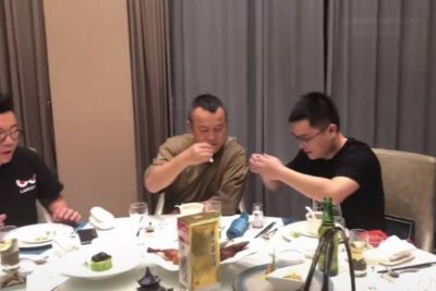 ​67岁曾志伟被疑地位下降？与人应酬懒做表面功夫，现场气氛冷漠