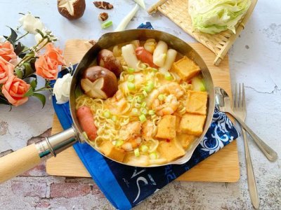 ​教你做正宗的韩式部队火锅，各种食材一锅煮，零厨艺菜品