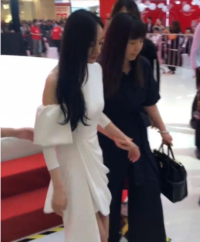 粉丝集体“抵制”嘉行后,杨幂神情落寞走下台,网友:还是要坚强