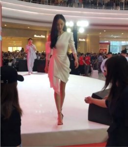 ​粉丝集体“抵制”嘉行后，杨幂神情落寞走下台，网友：还是要坚强