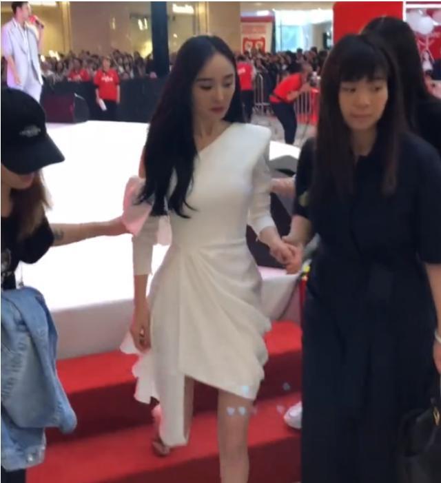 粉丝集体“抵制”嘉行后,杨幂神情落寞走下台,网友:还是要坚强