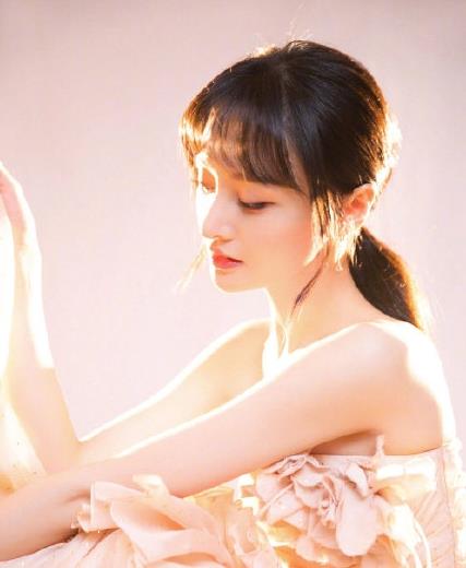 国剧盛典红毯，郑爽身穿粉色蛋糕裙亮相，锁骨香肩很迷人