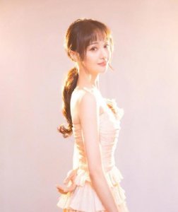 ​国剧盛典红毯，郑爽身穿粉色蛋糕裙亮相，锁骨香肩很迷人