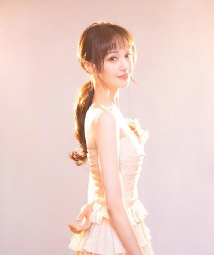 国剧盛典红毯，郑爽身穿粉色蛋糕裙亮相，锁骨香肩很迷人