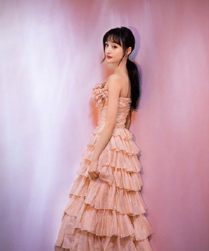 国剧盛典红毯，郑爽身穿粉色蛋糕裙亮相，锁骨香肩很迷人