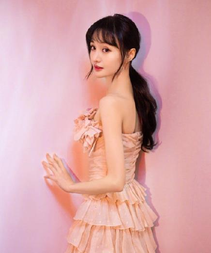 国剧盛典红毯，郑爽身穿粉色蛋糕裙亮相，锁骨香肩很迷人