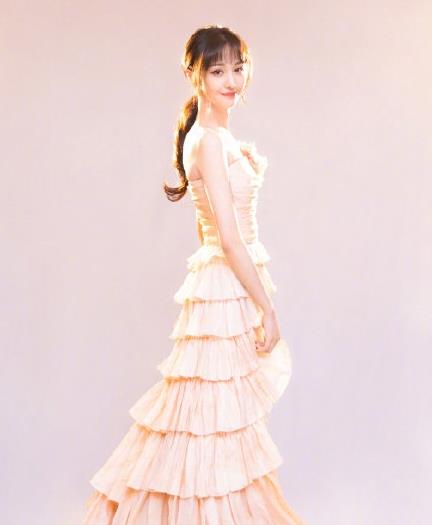 国剧盛典红毯，郑爽身穿粉色蛋糕裙亮相，锁骨香肩很迷人