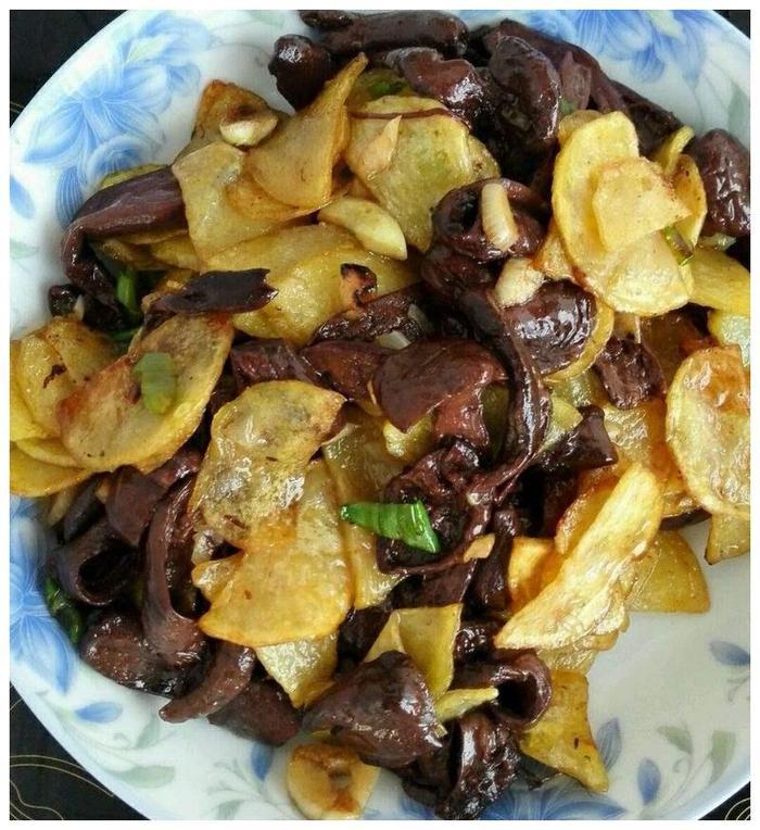 红蘑土豆片的好吃做法,营养丰富又好吃,你喜欢吃吗?