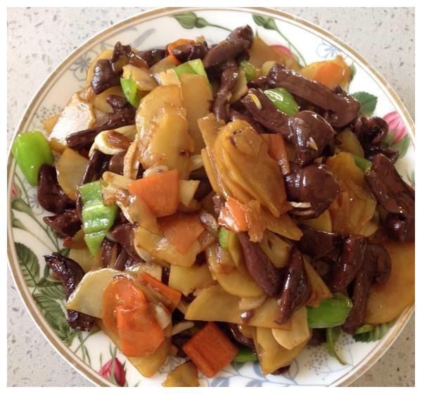 红蘑土豆片的好吃做法,营养丰富又好吃,你喜欢吃吗?