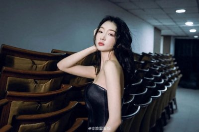 ​周冬雨闪耀巴黎时装周：惊艳造型引热议，网友直呼“刘昊然有福了