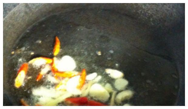 尖椒溜肥肠家常做法香而不腻没臭味，厨娘来教你做出好吃的溜肥肠