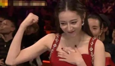 ​女星走光合集：她裤裆线崩开十分尴尬，而她要靠男星捂胸口遮羞