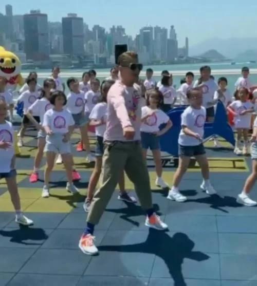 有种“反差”叫郭富城，年轻时是亚洲舞王，老了带小朋友跳广场舞