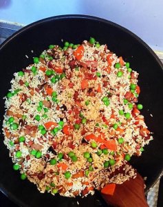 ​豌豆腊肉糯米饭的新做法，清香有营养，永远怀念的味道