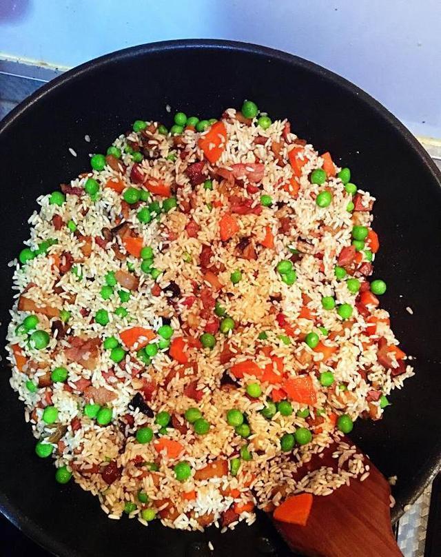 豌豆腊肉糯米饭的新做法，清香有营养，永远怀念的味道