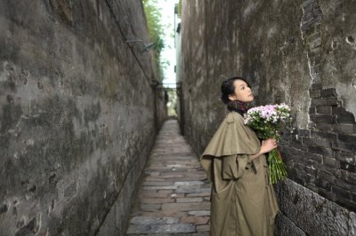 ​刘若英回到乌镇，体验水上年市