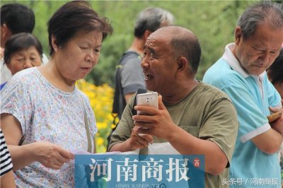 ​郑州公园里“明码标价”的相亲角，是寻找婚姻还是买卖爱情？