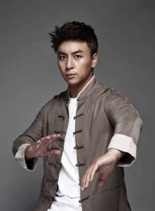 ​2岁练武3岁拍戏，父亲把他当“摇钱树”，童星释小龙的黑暗童年