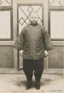 ​老照片：1930年代女子的三寸金莲的真实老照片