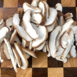 ​鸡肉美食家常菜“香菇炒鸡”好吃是好吃，就是太费米饭了！