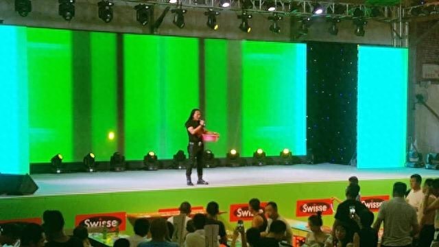 不用杯子用脸盆喝酒的“啤酒达人” 看的人都懵了 酒量真是惊人