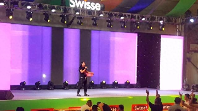 不用杯子用脸盆喝酒的“啤酒达人” 看的人都懵了 酒量真是惊人