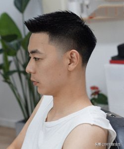 ​男生剪“露额”发型硬朗显精神，试试这3款造型，尽显型男魅力！