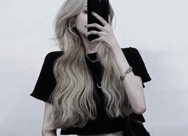 大爷向足浴女下跪求爱，送一大捧花以表诚意，网友：平常没少花钱