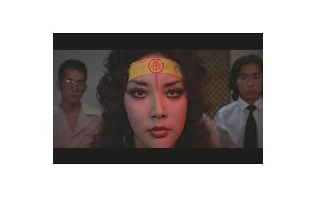 女子在地铁上差点坐到陌生男子腿上，男子把她推开：又不是我媳妇