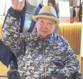 ​洪金宝穿布鞋，李立群住农村，寇振海住豪宅，老戏骨生活差别大