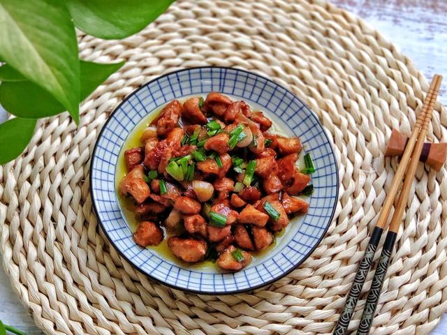 鸡胸肉怎么做出来才好吃（嫩滑爽口还下饭）(1)