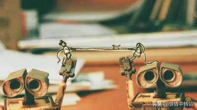 ​男人刻意避开一个女人，一个人故意逃避的行为