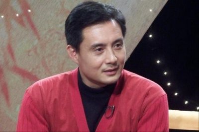 ​王伯昭：抛弃流产6次的发妻，和父亲对簿公堂，3婚卖卤肉维持生计