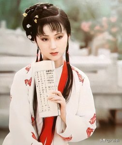 ​看到陈晓旭1987年香港宴会照，才知林黛玉的妆造，限制了她的美貌