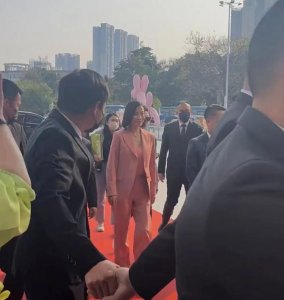 ​余思曼商演排场大，一二十位保镖护驾，曾吐槽内娱被批评表里不一